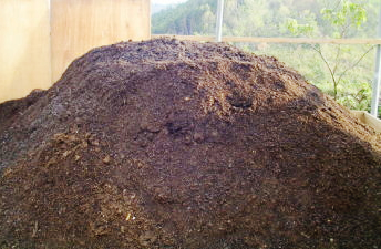 有機肥料を使った土作り